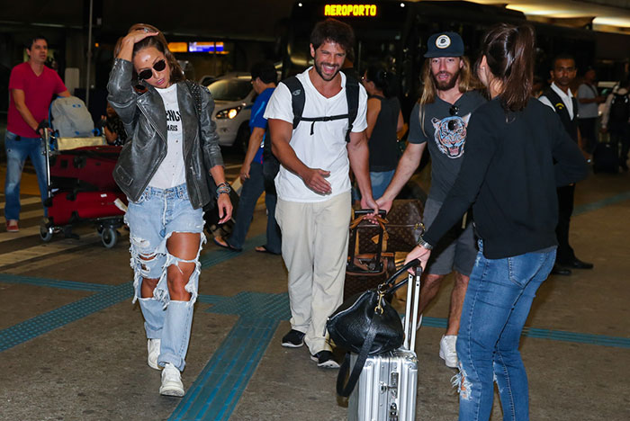 Sabrina Sato e Duda Nagle chegam juntos em aeroporto