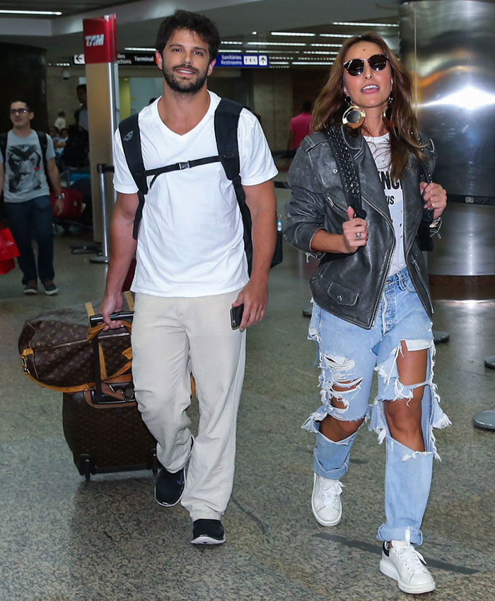 Sabrina Sato e Duda Nagle chegam juntos em aeroporto