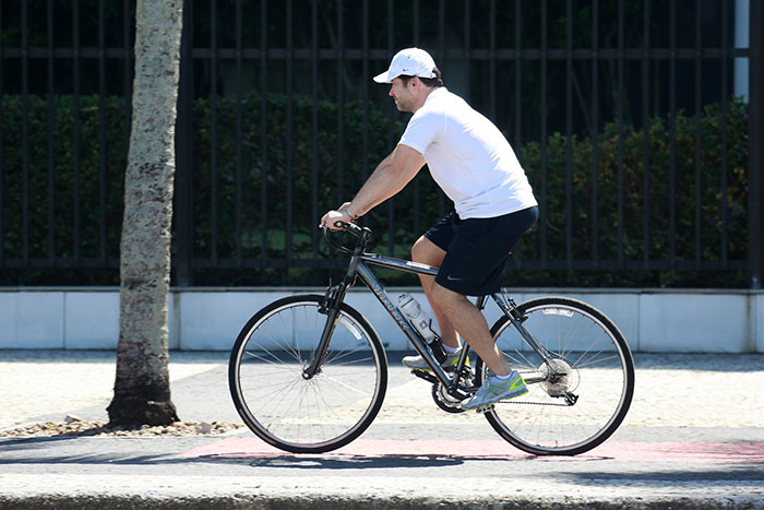  Murilo Benício faz passeio de bicicleta na Barra da Tijuca