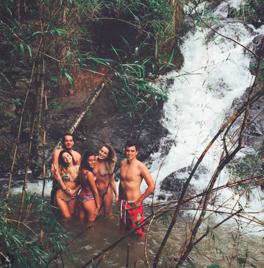  Giovanna Lancellotti curte cachoeira com amigos e o namorado