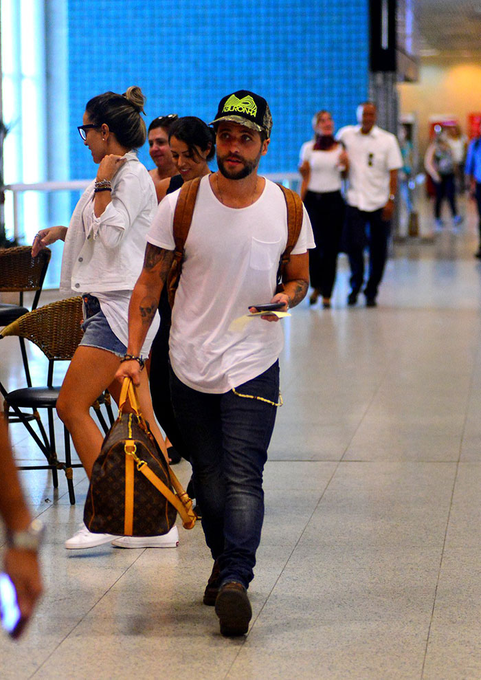 Bruno Gagliasso se diverte e posa com fãs em aeroporto