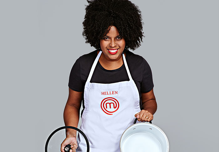 Hellen Cruz é publicitária e nasceu e mora em Osasco, em São Paulo. Aos 29 anos, está no MasterChef correndo atrás de um sonho que havia deixado de lado há muitos anos. Começou a cozinhar quando tinha apenas 7 anos, quando acompanhava sua mãe a preparar os pratos de casa. Gosta de cozinhar para a família e amigos, que sempre a estimulam a testar e experimentar novas receitas. Seus hobbies são viajar e assistir a filmes na companhia do seu marido