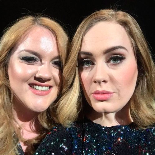  Adele fica de quatro no palco para tirar foto com fã 