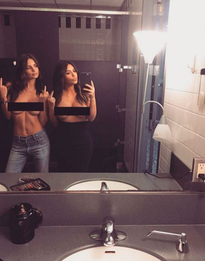  Kim Kardashian aposta no topless, de novo, ao lado de amiga