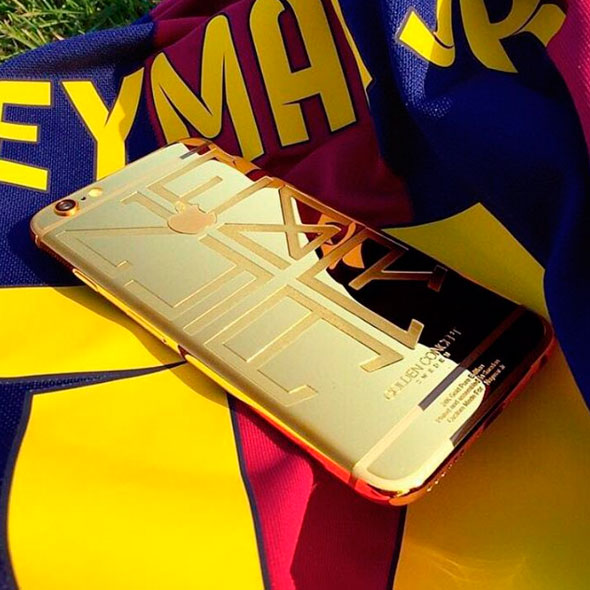 Neymar exibe capa de celular personalizada e banhada em ouro