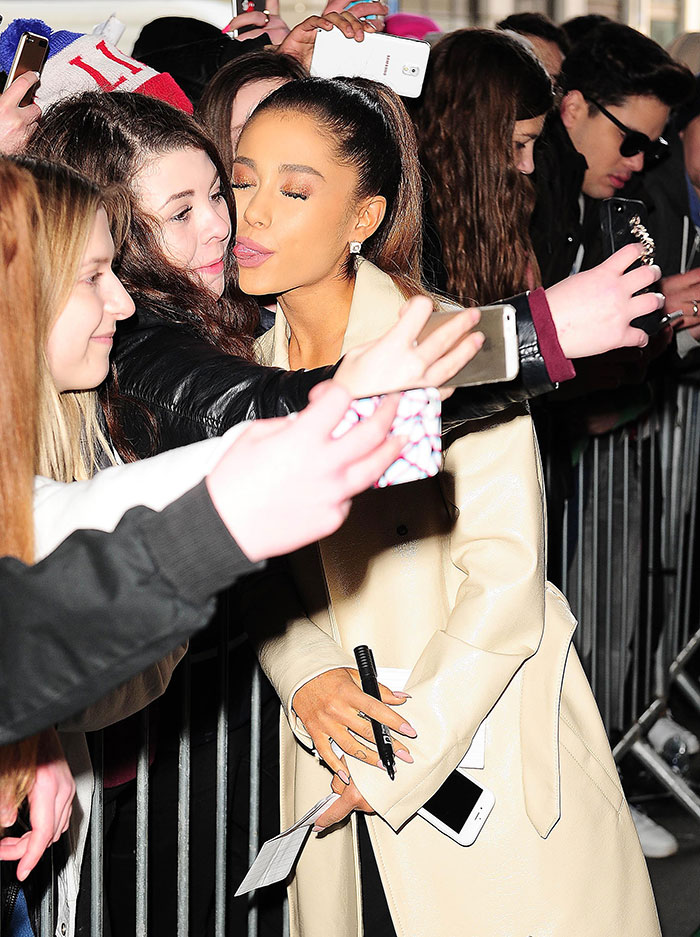 Êpa! Ariana Grande tira foto bem excêntrica com fã