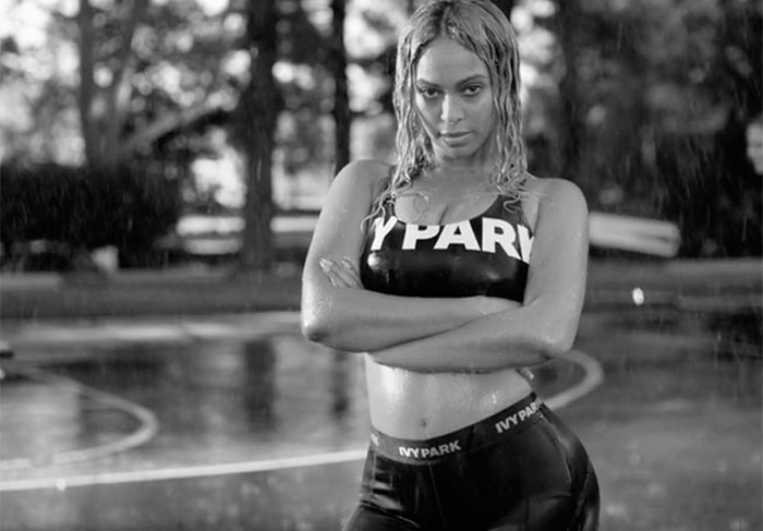Beyoncé sensualiza com corpo molhado e barriga de fora
