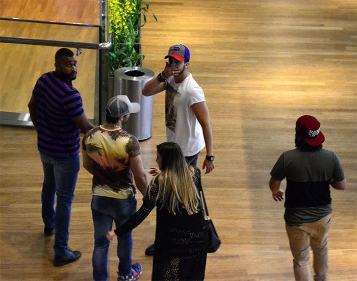 Cercado de seguranças, Luan Santana passeia em shopping