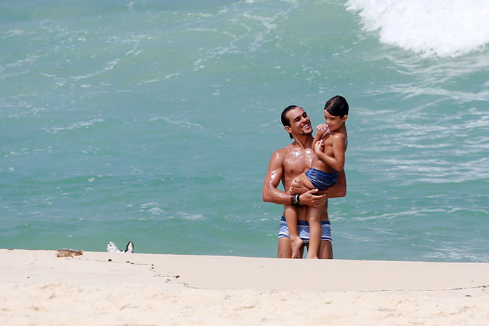Felipe Roque com o filho de Aline Riscado