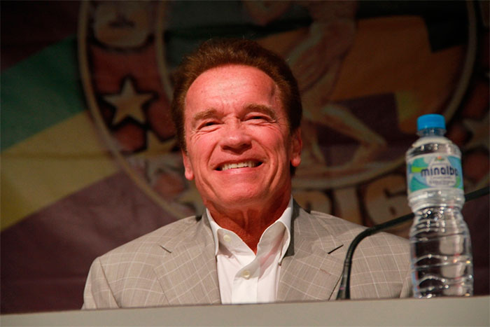 Arnold Schwarzenegger esbanja simpatia em evento no Brasil