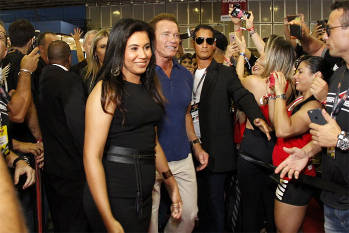 Arnold Schwarzenegger é pura simpatia em feira 