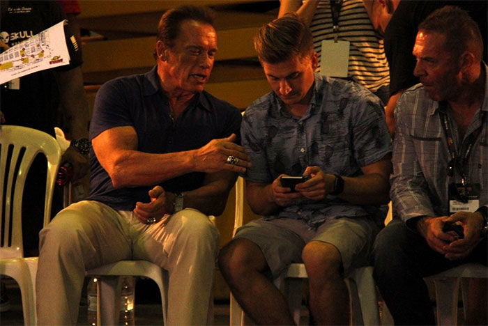 Arnold Schwarzenegger é pura simpatia em feira 