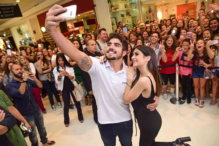 Caio Castro leva fãs ao delírio com selfie durante evento