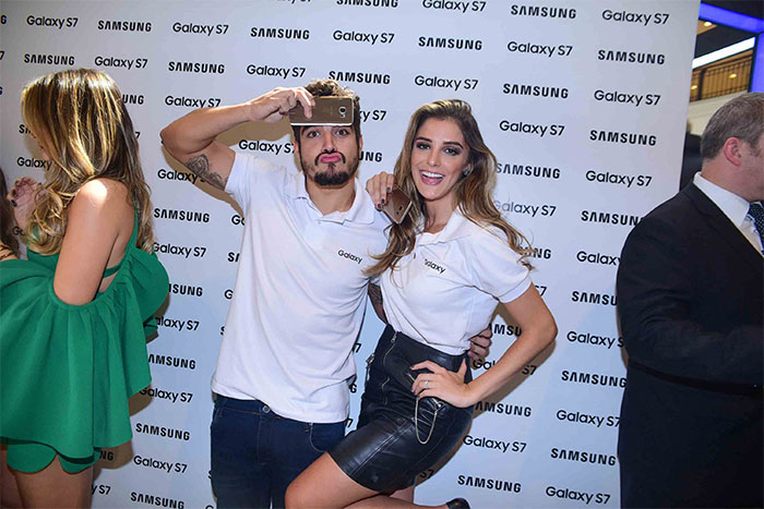 Caio Castro leva fãs ao delírio com selfie durante evento