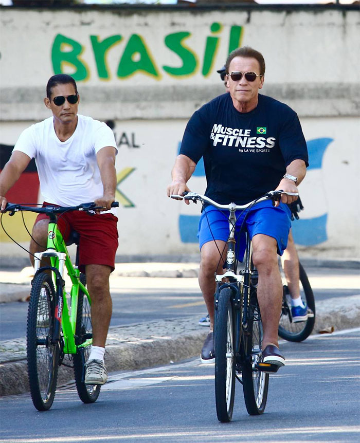  Cercado de seguranças, Arnold Schwarzenegger pedala pelo Rio