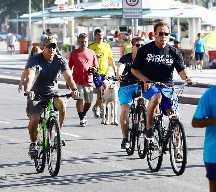  Cercado de seguranças, Arnold Schwarzenegger pedala pelo Rio