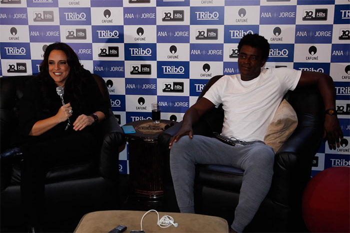 Ana Carolina e Seu Jorge realizam coletiva