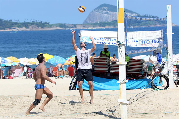 Rodrigo Hilbert joga vôlei com os amigos em praia