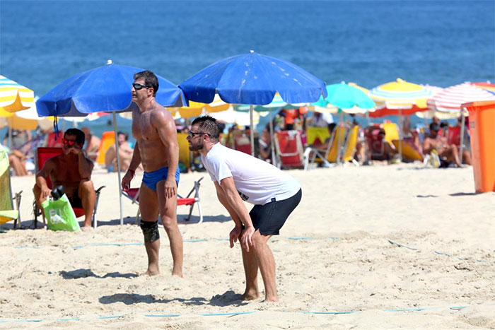 Rodrigo Hilbert joga vôlei com os amigos em praia
