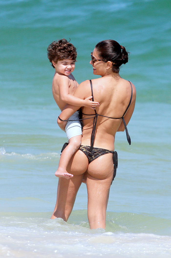 Juliana Paes esbanja boa forma com o filho na praia