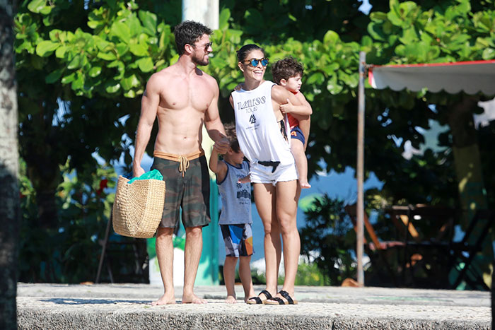 Juliana Paes esbanja boa forma com o filho na praia