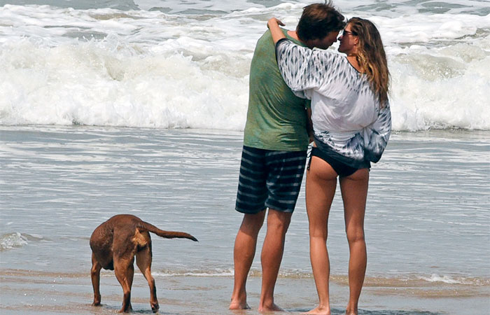 Gisele Bündchen e Tom Brady trocam carinhos na Costa Rica