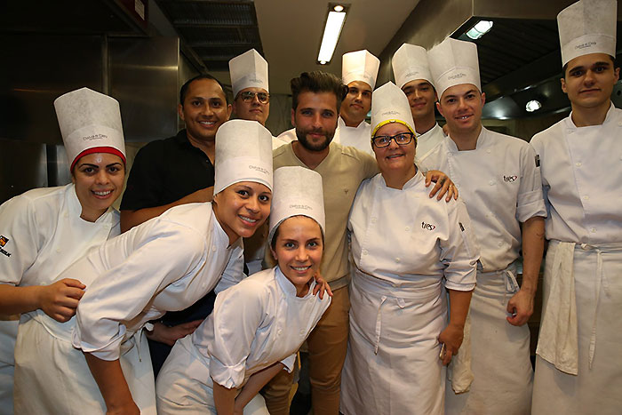 Ator posou com a equipe da cozinha 