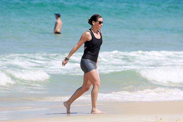  Giovanna Antonelli se refresca no mar cariocas após corrida.