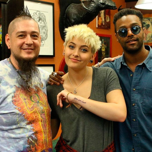 Paris Jackson faz homenagem para o pai com tatuagem 