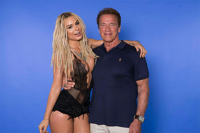  Fernanda Lacerda posa com Arnold Schwarzenegger