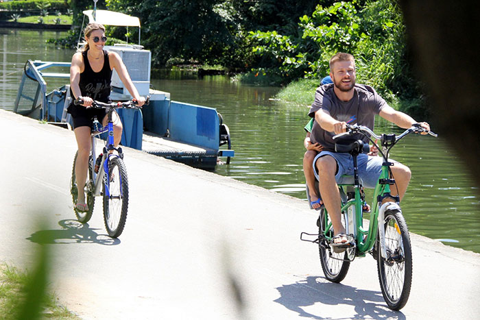 Romance! Fernanda Lima e Rodrigo Hilbert pedalam juntos