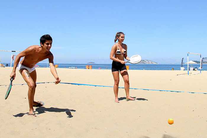 Letícia Wiermann joga tênis de praia no Rio de Janeiro