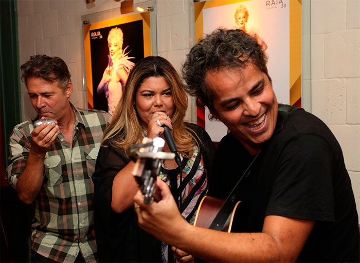  Fabiana Karla e Nelson Freitas soltam a voz na noite carioca