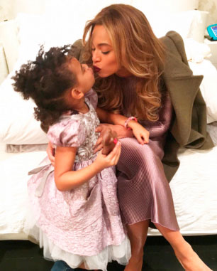 Fofura total! Beyoncé dá beijinho em Blue Ivy 