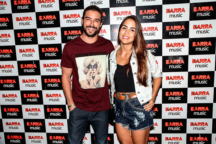 Ana Paula capricha no decote para ver show de Anitta