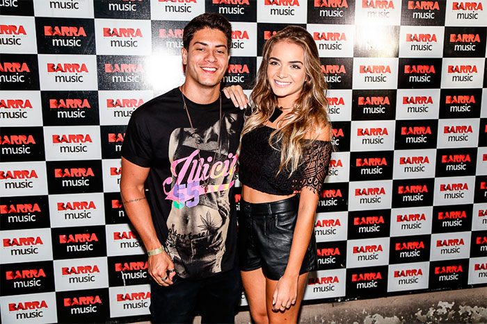 Ana Paula capricha no decote para ver show de Anitta