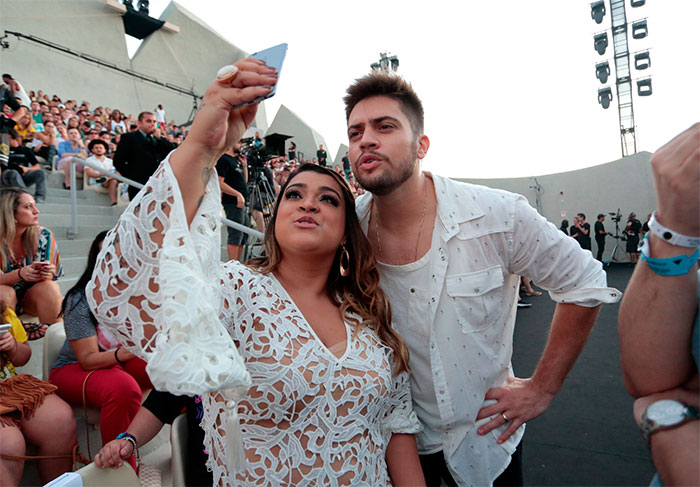 O casal fez até selfie