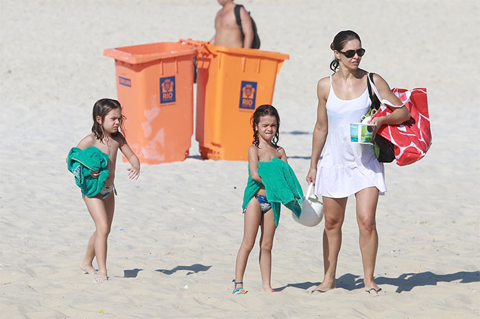 Bianca Rinaldi surpreende com corpão em praia com as filhas