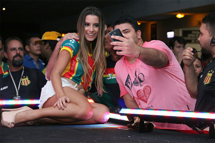 Arícia Silva exibe corpão em evento do clube Sampaio Corrêa