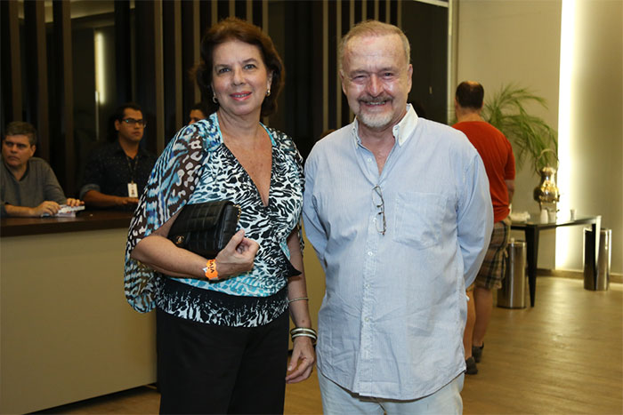 Ingrid Guimarães assiste show de Djavan com o marido