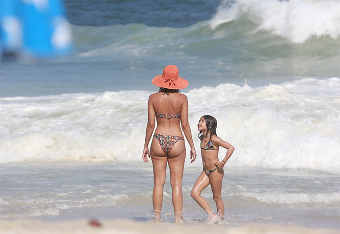 Camila Pitanga mostra corpão e bumbum avantajado em praia