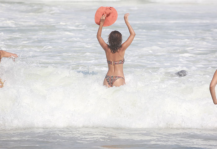 Camila Pitanga mostra corpão e bumbum avantajado em praia