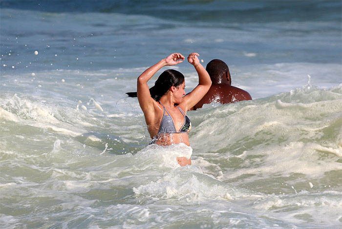 Carol Castro mostra o corpão em dia de sol no Rio