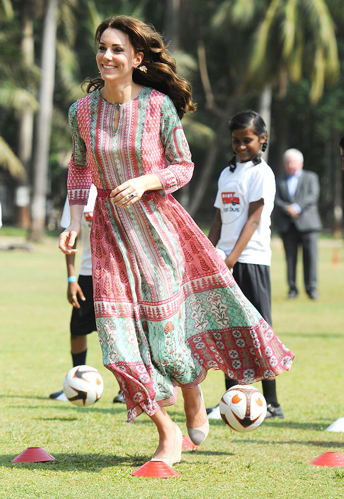  Príncipe William e Kate Middleton jogam futebol na Índia
