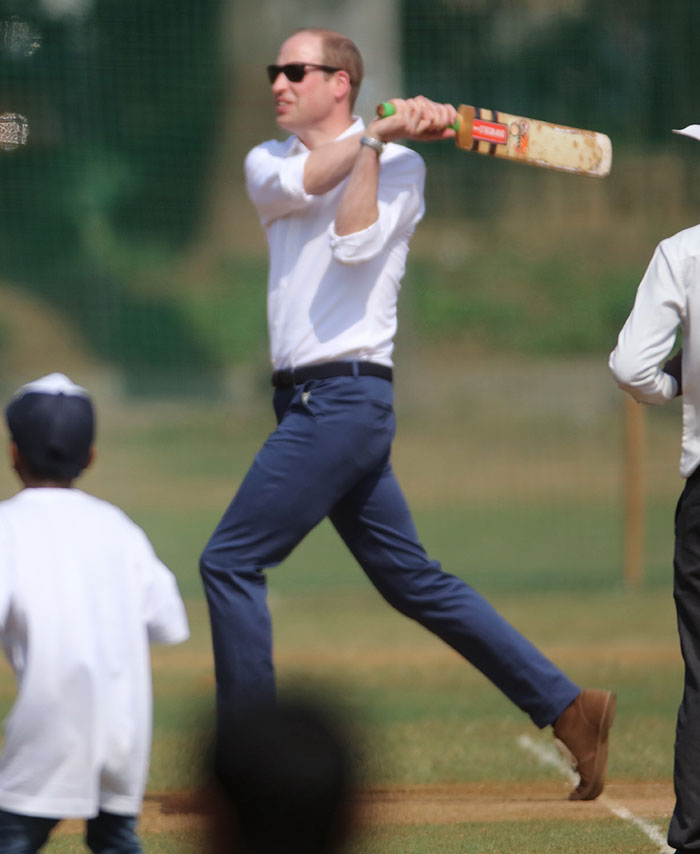  Príncipe William e Kate Middleton jogam futebol na Índia