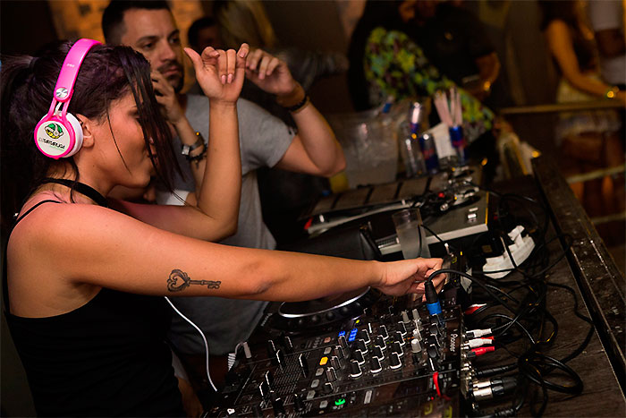 Anitta manda bem como DJ na festa Novo Verã021