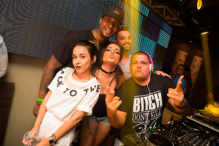 Anitta e DJ Tartaruga posam com equipe para foto