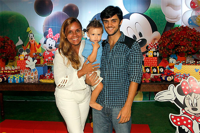 Felipe Simas com o filho Joaquim e a mãe Ana Sang