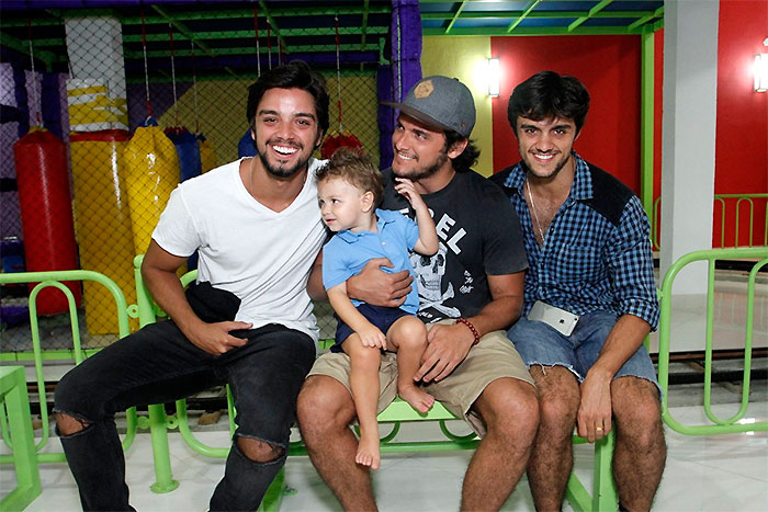 Felipe Simas com o filho Joaquim e seus irmãos Beto Simas e Bruno Gissoni
