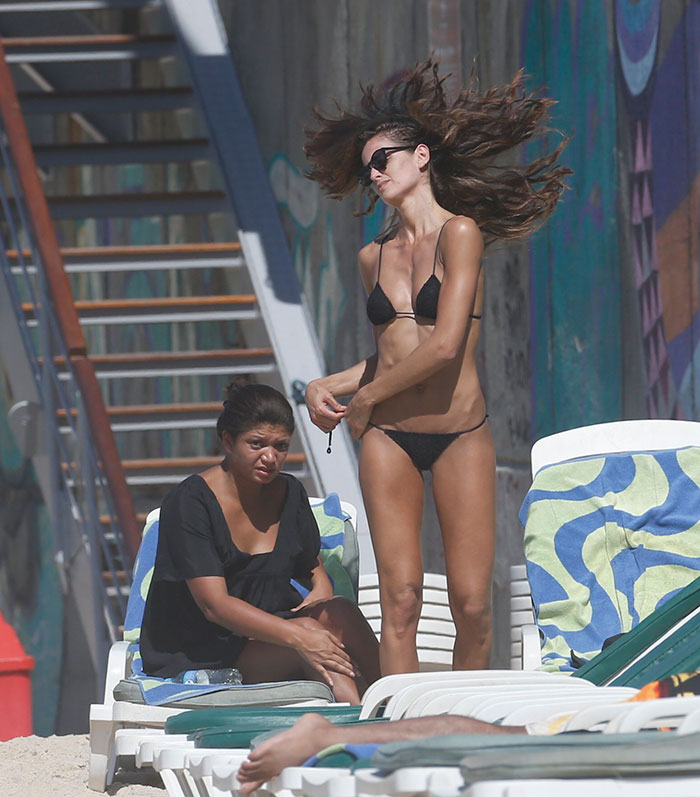  Izabel Goulart ‘humilha’ com seu corpão em praia no Rio